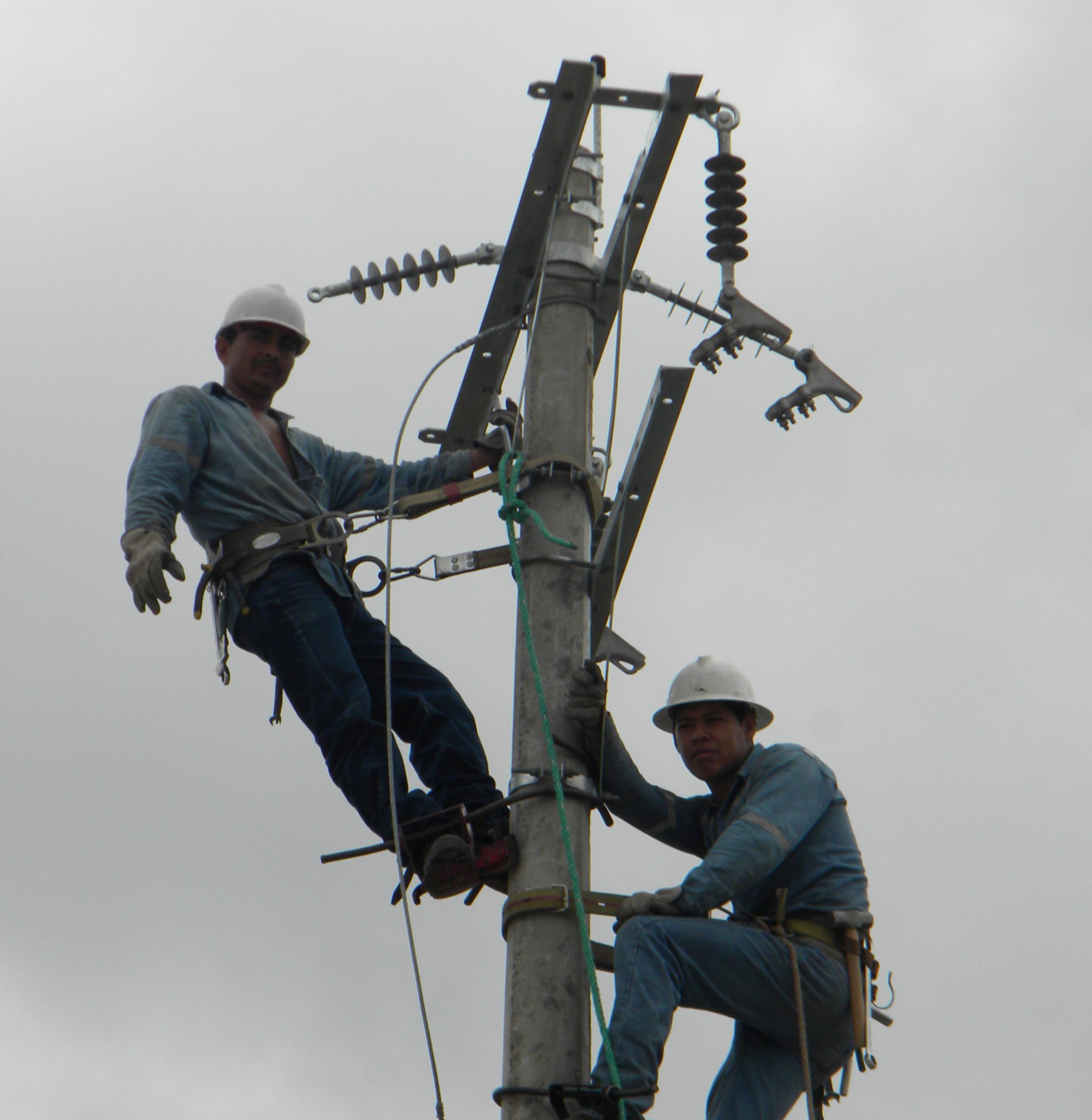 trabajadores_en_poste